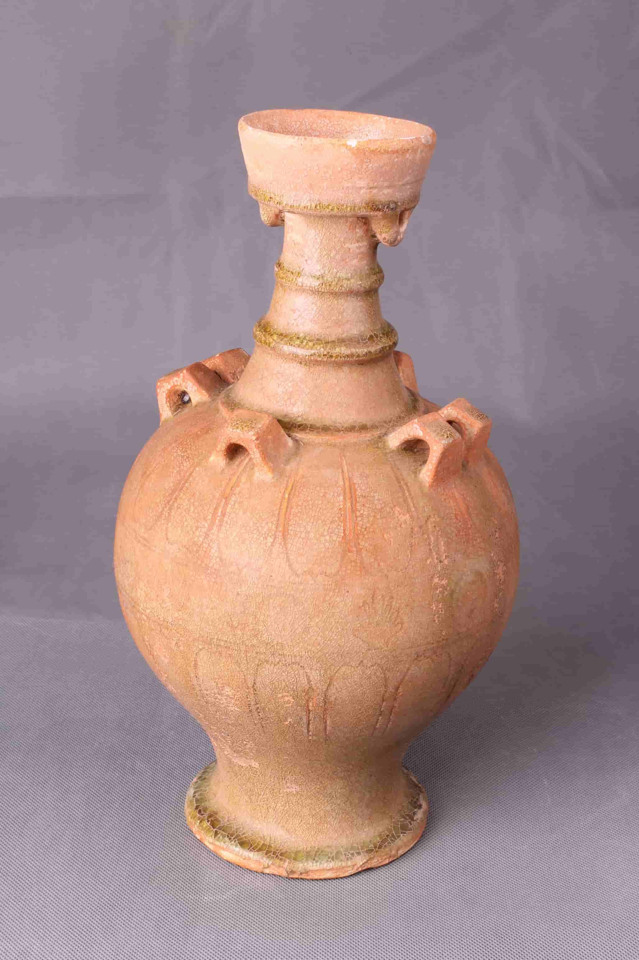 南朝青釉莲花瓣六系盘口瓶.jpg