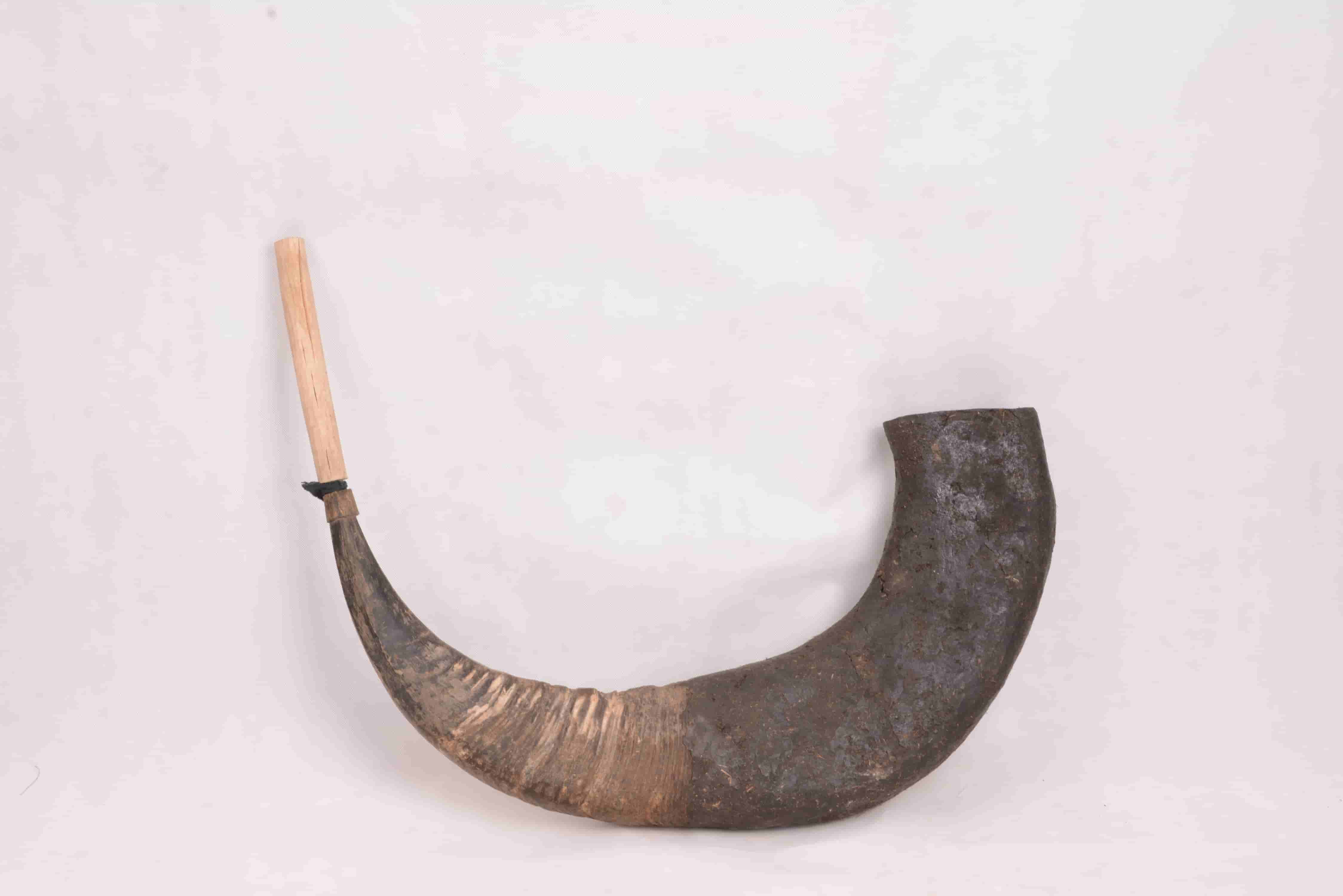 YB00716-A-01-现代白裤瑶牛角号.jpg